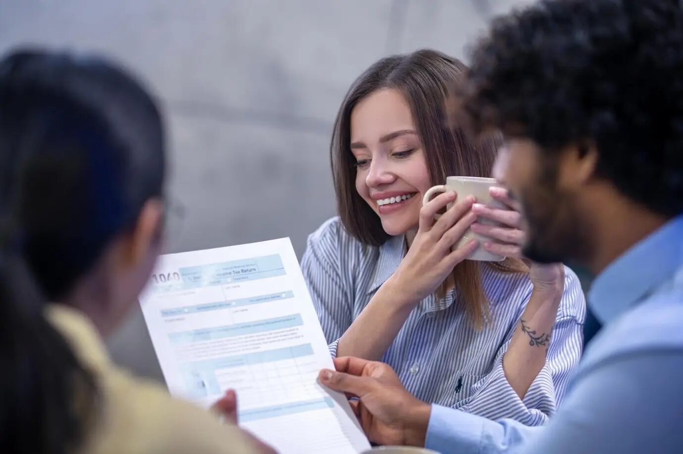Des collègues déjeunent ensemble et discutent de quelque chose.